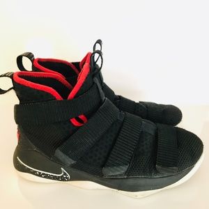 NIKE Boys' Grade School LeBron Soldier 4.5 boys